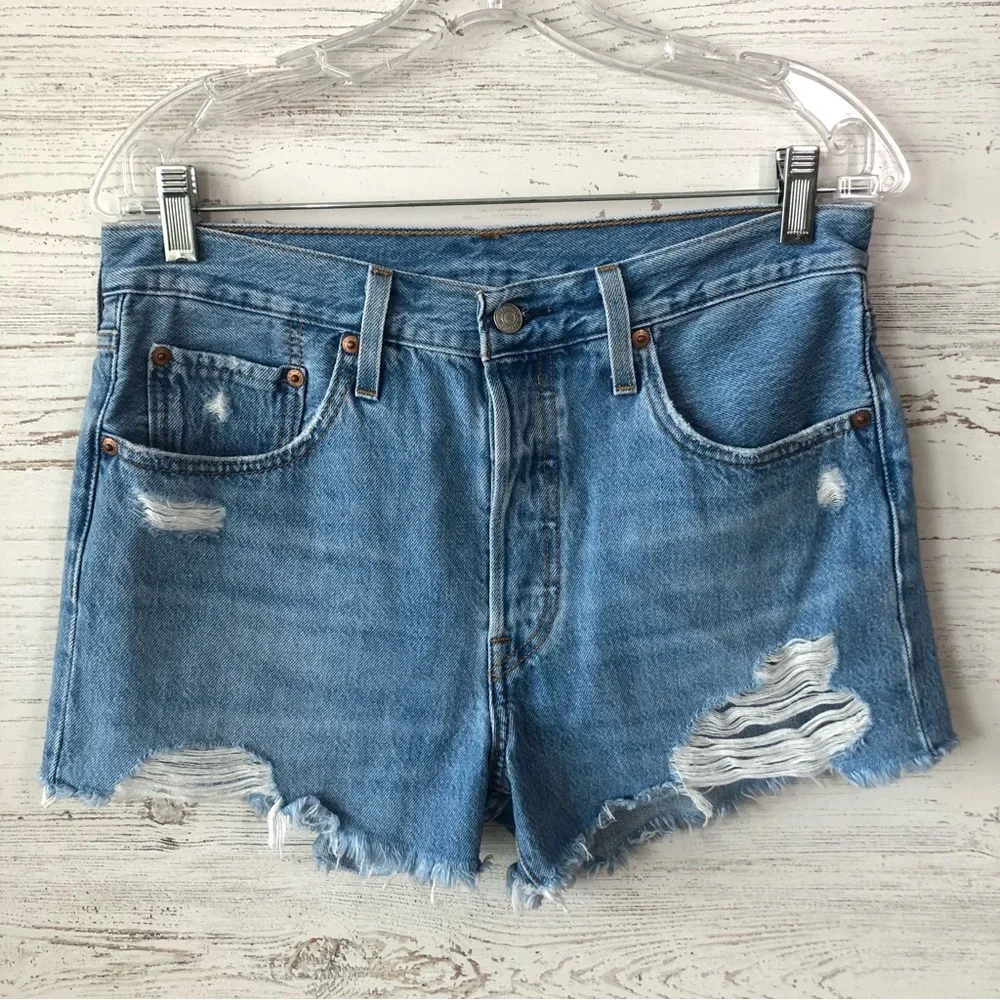 LEVI’S 501 Button Fly Distressed Cut Off High Rise Light Wash Denim Shorts 28